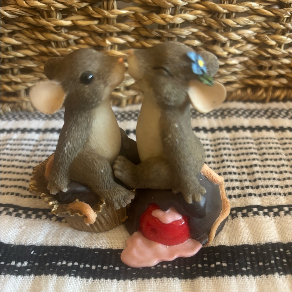 Retired Charming Tails “Candy Kisses” 89/188 Valentine Mouse